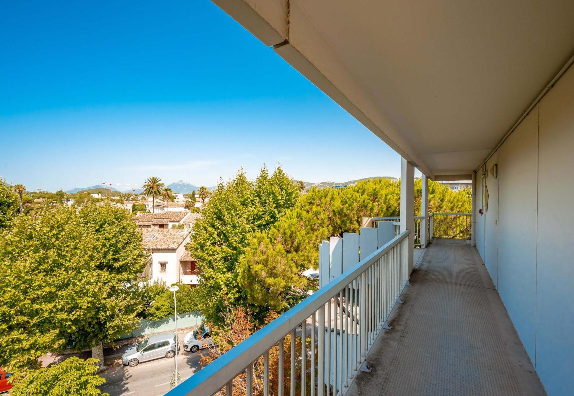 B&B Hotel Hyeres 2* Hyères
